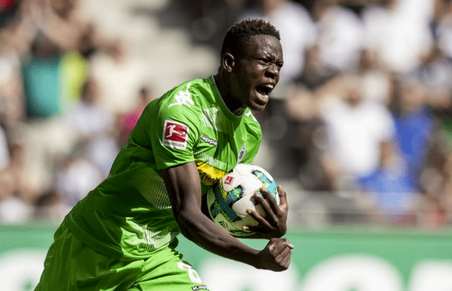 金年会-门兴格拉德巴赫训练开放日，赛前再遭质疑引欢呼，欧冠在即，心理建设被强调(门兴格拉德巴赫阵容)